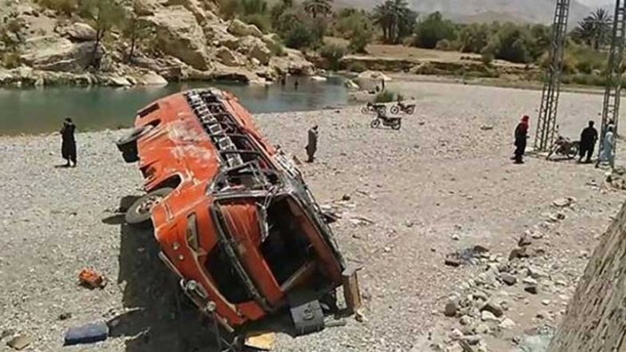Pakistan'da feci otobüs kazası: 23 ölü, 30'dan fazla yaralı