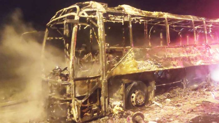 Bursa'da lastiği patlayan yolcu otobüsü alev alev yandı