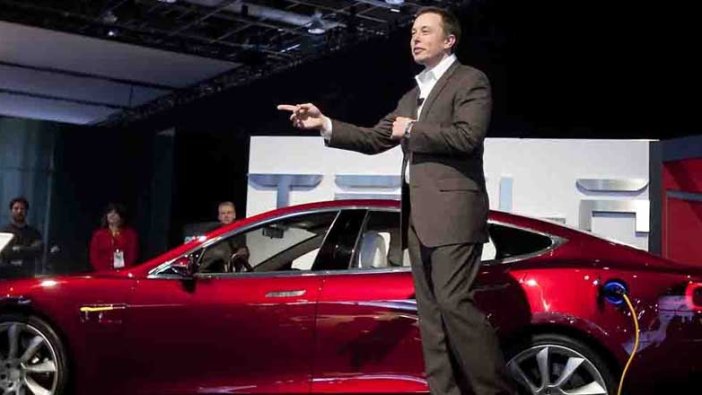 Tesla aracını fare kemirdi!
