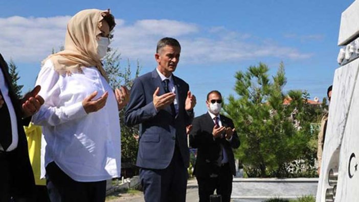 İYİ Parti lideri Meral Akşener Ozan Arif'in kabrini ziyaret etti