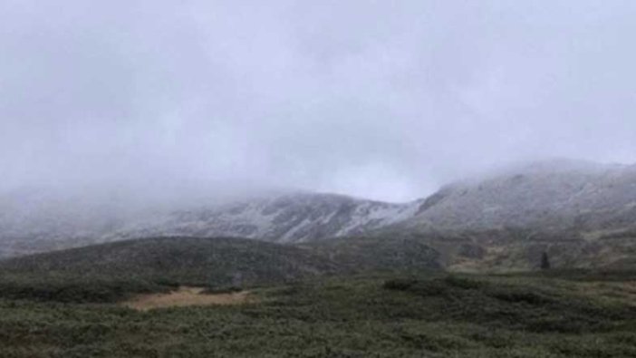 Uludağ'a mevsimin ilk kar yağışı düştü