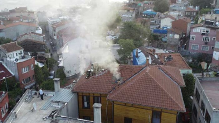 Fatih'te iki katlı ahşap otelde yangın