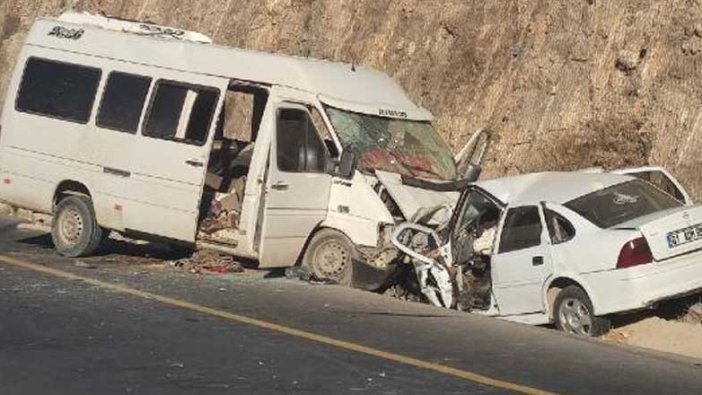 Şanlıurfa'da minibüs ile otomobil çarpıştı: 1 ölü 16 yaralı