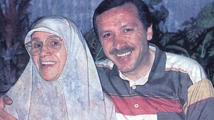 Cumhurbaşkanı Erdoğan, annesiyle fotoğrafını paylaştı