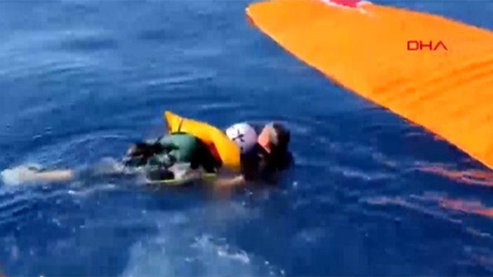 Ukraynalı kadın paraşüt pilotu denize düştü, dili boğazına kaçtı