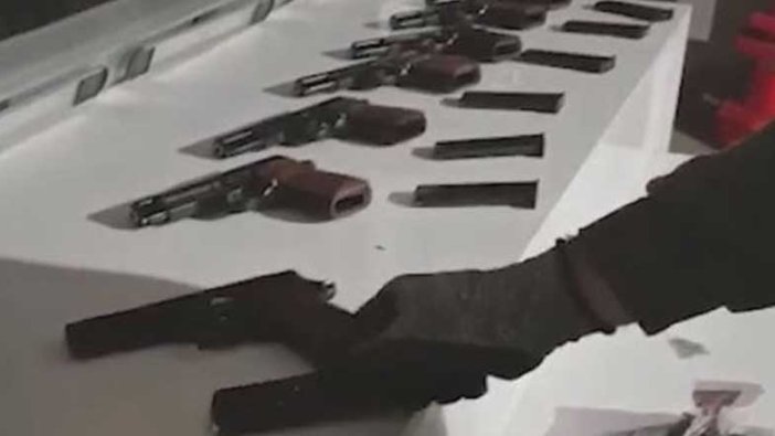 Trabzon'da ay çekirdeği çuvallarından 9 ruhsatsız tabanca çıktı
