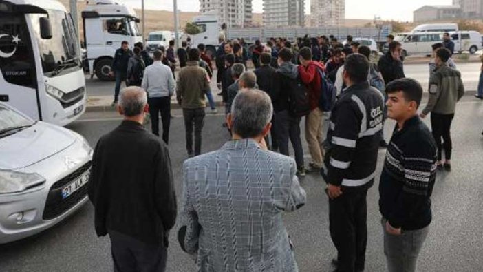Gaziantep'te üst geçit isteyen vatandaşlar yolu kapattı