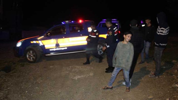 Spil Dağı'nda mahsur kalan 4 genci jandarma kurtardı
