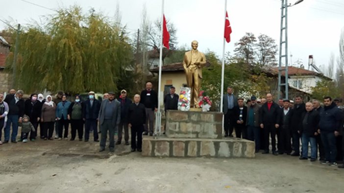 Köylüler, aralarında para toplayıp Atatürk anıtı yaptırdılar