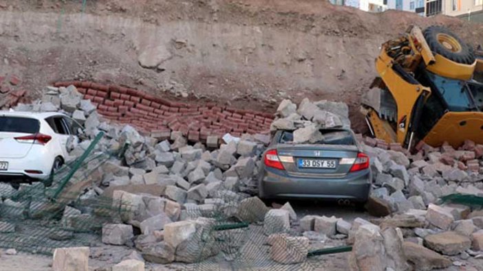 Kayseri'de istinat duvarı çöktü!