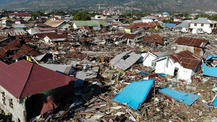 Endonezya'da 7.3 büyüklüğünde deprem. Tsunami uyarısı yapıldı
