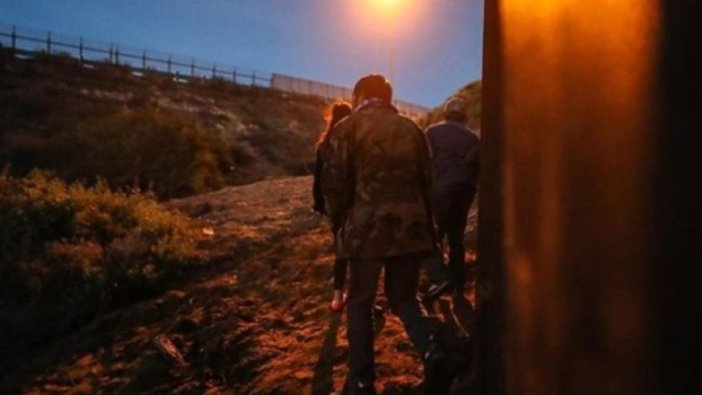 Trump'ı destekleyenler Meksika sınırına duvar örüyor!
