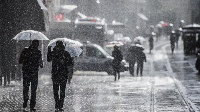 İstanbul'da yoğun yağış! Araçlar mahsur kaldı