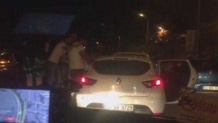 Trafikte tartıştıkları sürücüye saldırdılar