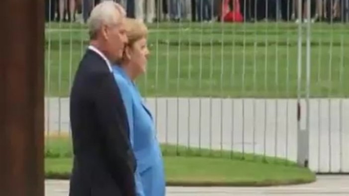 Merkel üçüncü kez titreme nöbeti geçirdi!