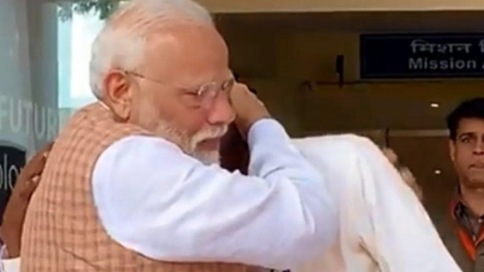 Hindistan Başbakanı ISRO Başkanı’nı böyle teselli etti