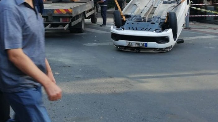 Mecidiyeköy'de korkutan kaza: Araç ters döndü