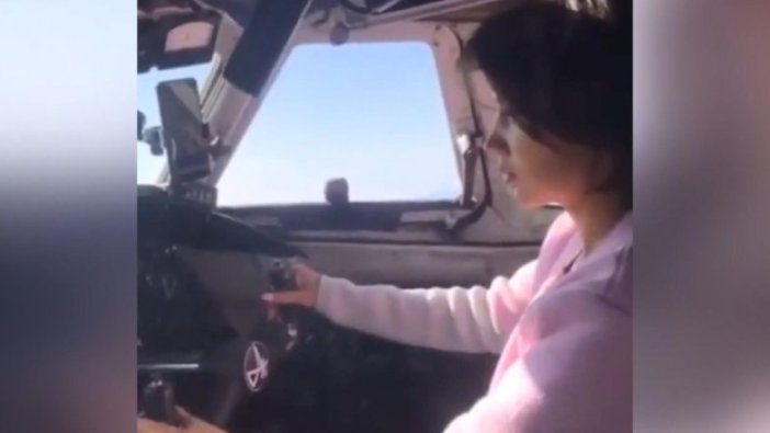Rusya’da bir pilot, sevgilisine uçak kullanmayı öğretti