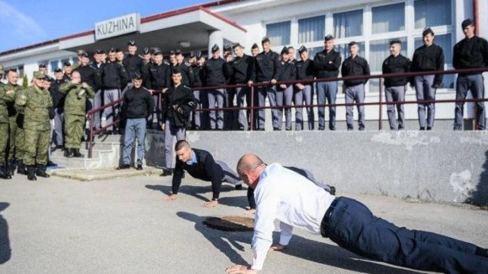 Kosova Başbakanı'nın şınav performansı şaşkınlıkla karşılandı