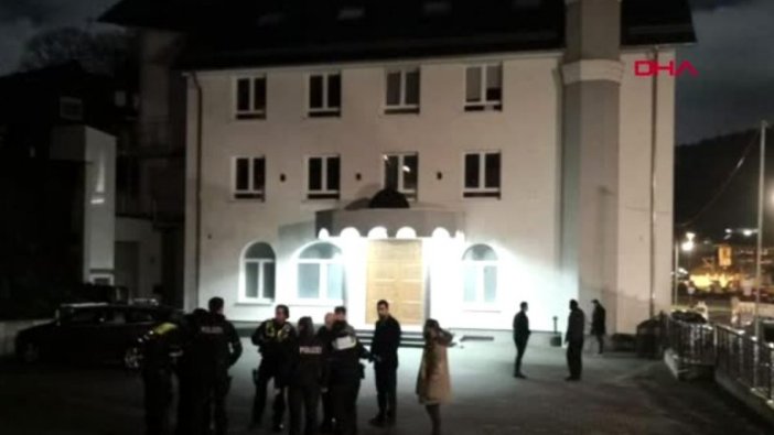 Almanya'da camiye ırkçı saldırı!