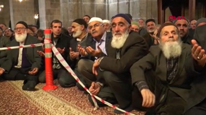 Erzurum Ulu Camii'de 'trafik şeritli' hatim