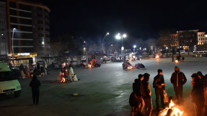 Depremden etkilenen Elazığ'da çok sayıda aile geceyi dışarıda geçirdi