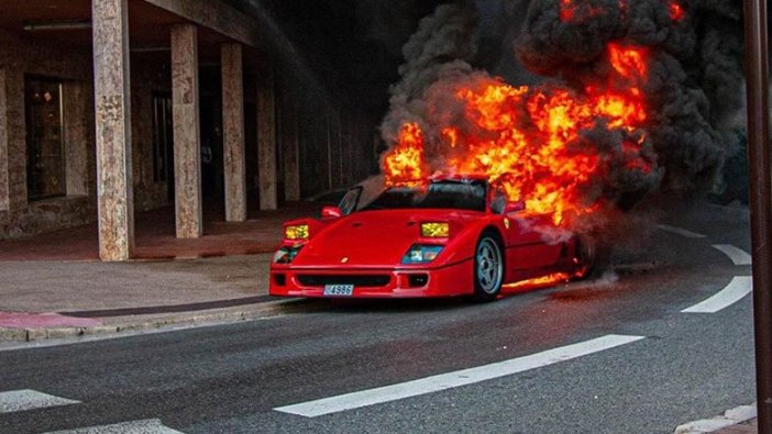 Sınırlı sayıda üretilen Ferrari böyle alev aldı