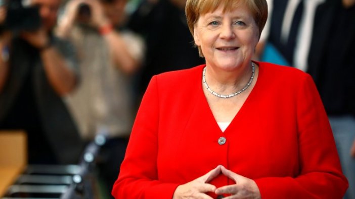 Merkel'in eli havada kaldı