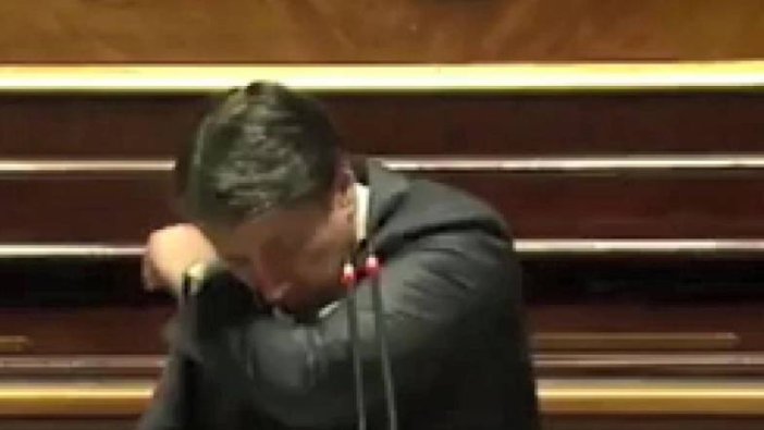 İtalya Başbakanı Conte parlamentoda öksürük krizi geçirdi