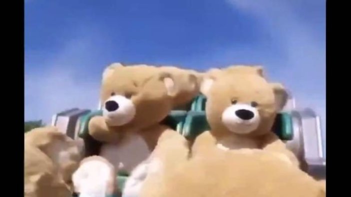 Korona virüs nedeniyle kapalı parklara oyuncak ayılar yerleştirildi