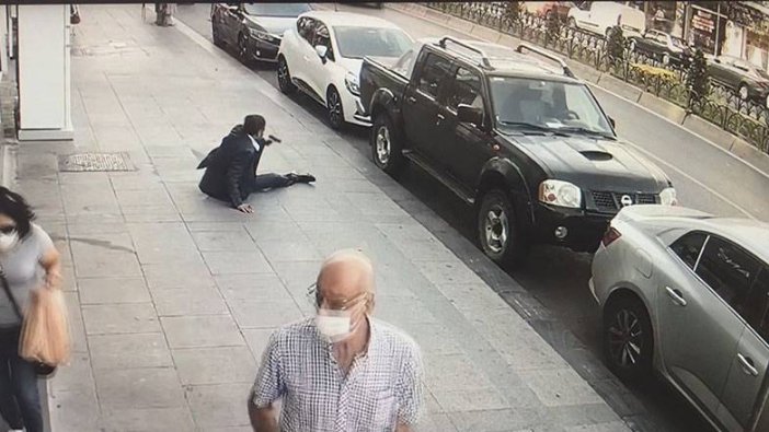 İstanbul'da sokak ortasında dehşet anları:  Ayağından vuruldu, silahına sarıldı!