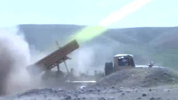 Azeri ordusu Ermenistan mevzilerini böyle vuruyor!