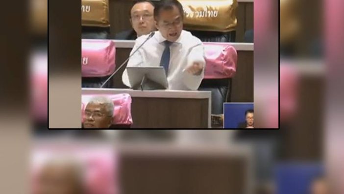 Tayland'da milletvekili Meclis'te kolunu kesti