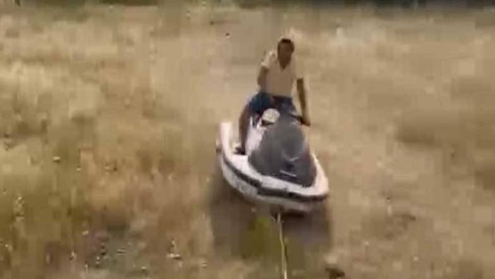 İş insanı Yiğitcan Meral denizde kullanamadığı jet skisini çayırda sürdü