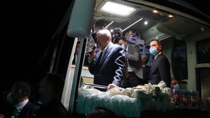 Cumhurbaşkanı Erdoğan, Marmaris'ten ayrılırken de çay dağıttı!