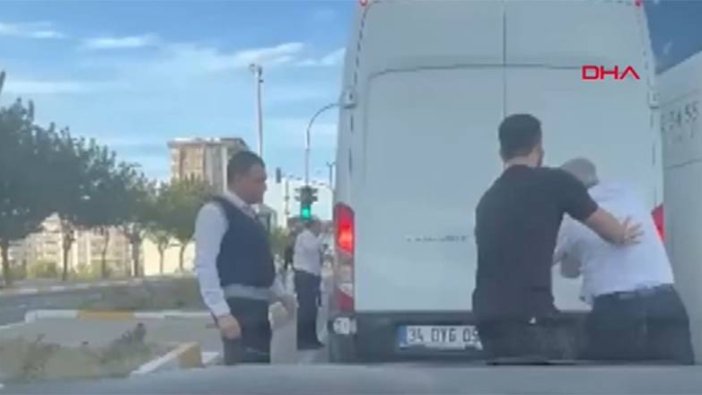 Otobüs şoförü, yol verme tartışmasında minibüsün önünü kesip sopayla saldırdı