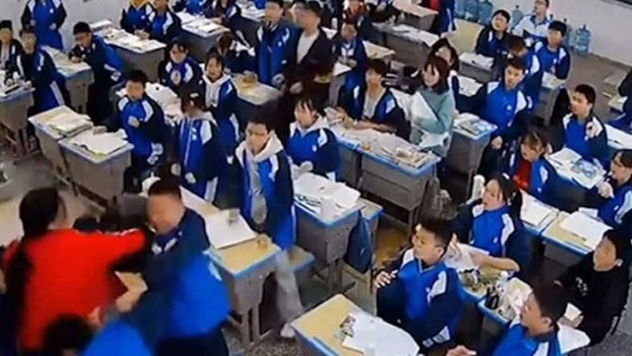 Çin'de  öğrenci öğretmenini dövdü