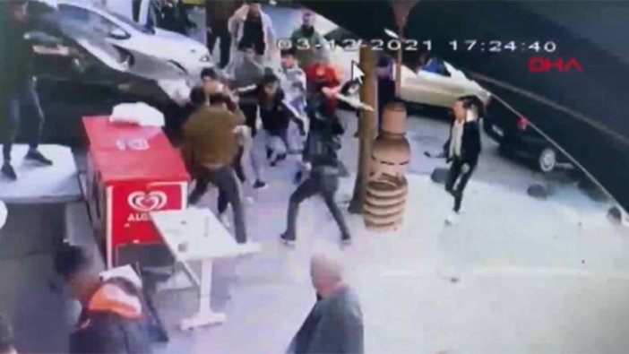 Zeytinburnu'nda Afganistan uyruklu kişilerin satırlı bıçaklı kavgası kamerada