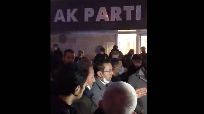 AKP'nin kalesi olarak bilinen Konya'da protesto! Vatandaşlar parti binası önünde toplandı