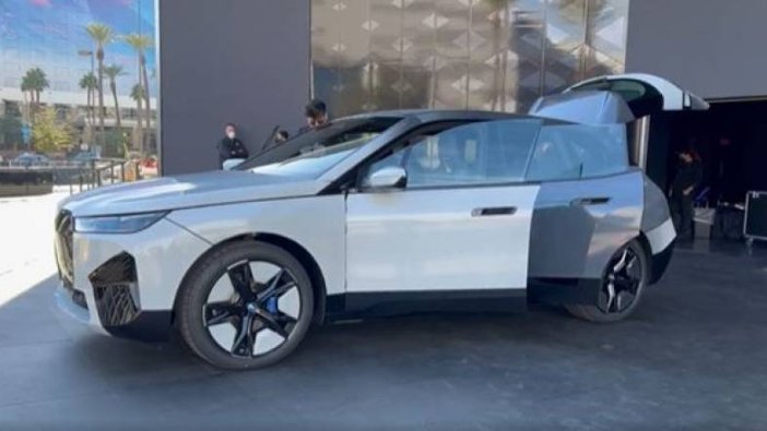 BMW yeni arabası, tek tuşla renk değiştiriyor!