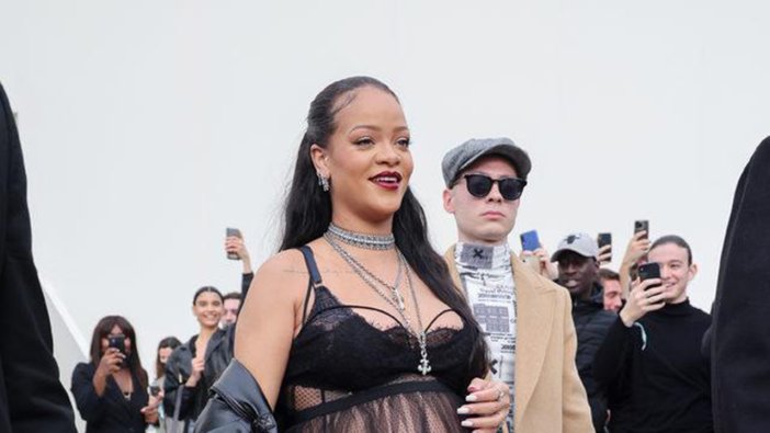 Hamile Rihanna'nın giyim tarzı olay oldu