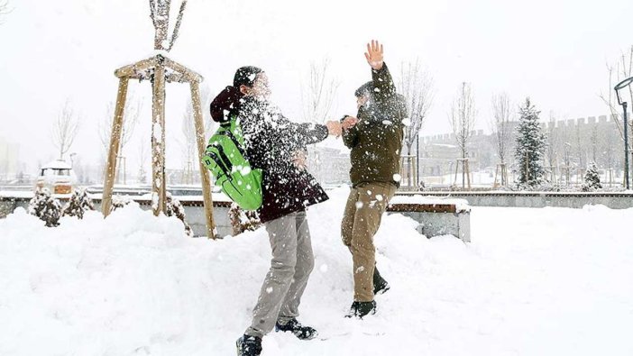 Mart kapıdan baktırıyor: 10 ilde eğitime kar tatili
