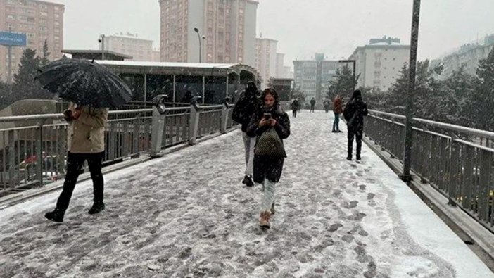 İstanbul'da yüksek kesimlerde kar yağışı başladı!