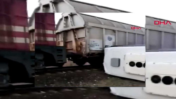 Kırklareli'de yük treni midibüsle çarpıştı: 27 yaralı