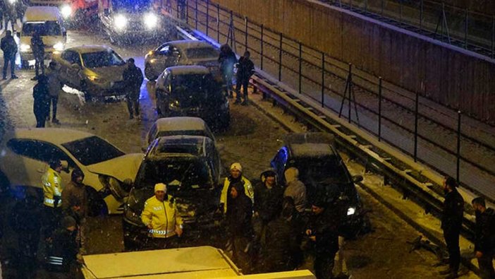 Bursa'da zincirleme kaza: Buzlanan yolda 11 araç çarpıştı!