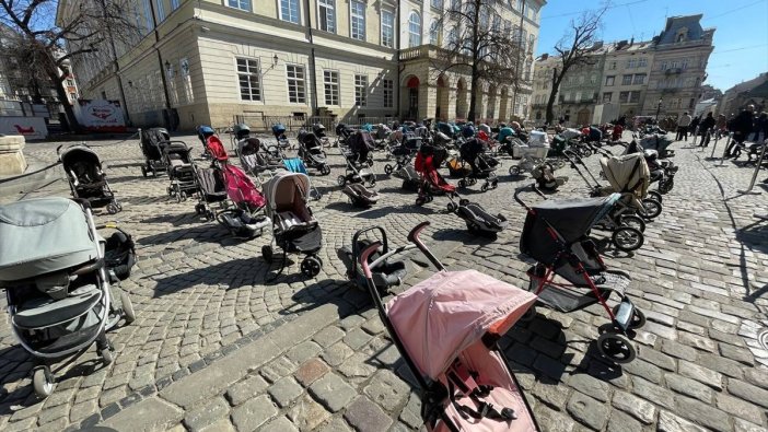Her birinin acısı çok taze | Meydana bırakılan 109 boş bebek arabası...