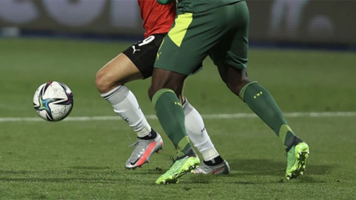 Senegalli taraftarlardan Mısırlı futbolculara lazerli engel