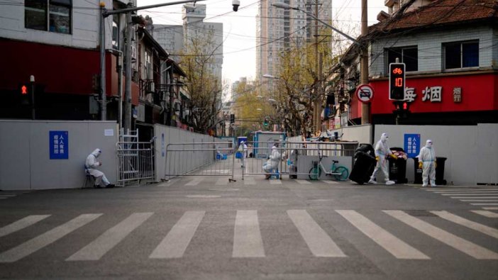 Çin'in kapanma altında olan kenti Şanghay'da halk camlara çıktı