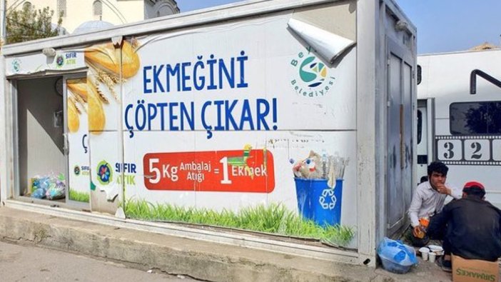 AKP'li belediyeden tepki çeken kampanya: Ekmeğini çöpten çıkar!