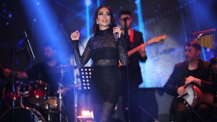 Ünlü şarkıcı Ebru Yaşar ,sahne aldığı mekanları sallamaya devam ediyor